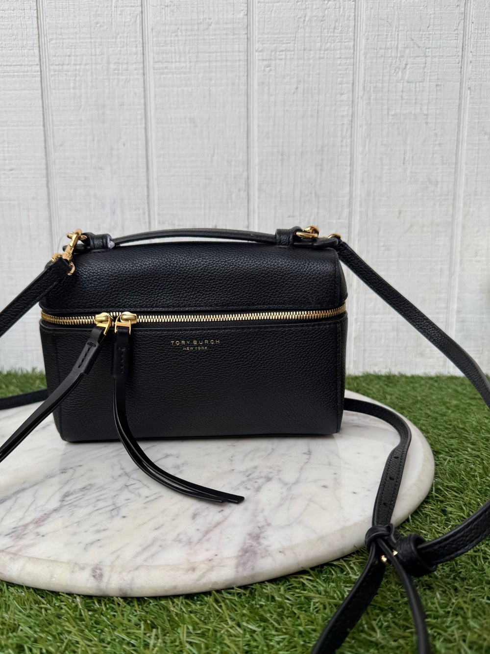 TORY BURCH SLIM ROMY TOP HANDLE
BAG in Black Leather Crossbody Bag like new - Picture 7 of 16